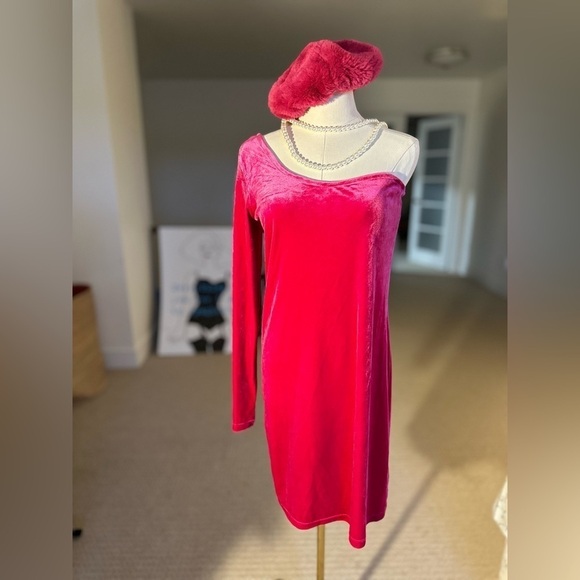 TWiK  one Shoulder
Velvet Bodycon Dress - Picture 4 of 13